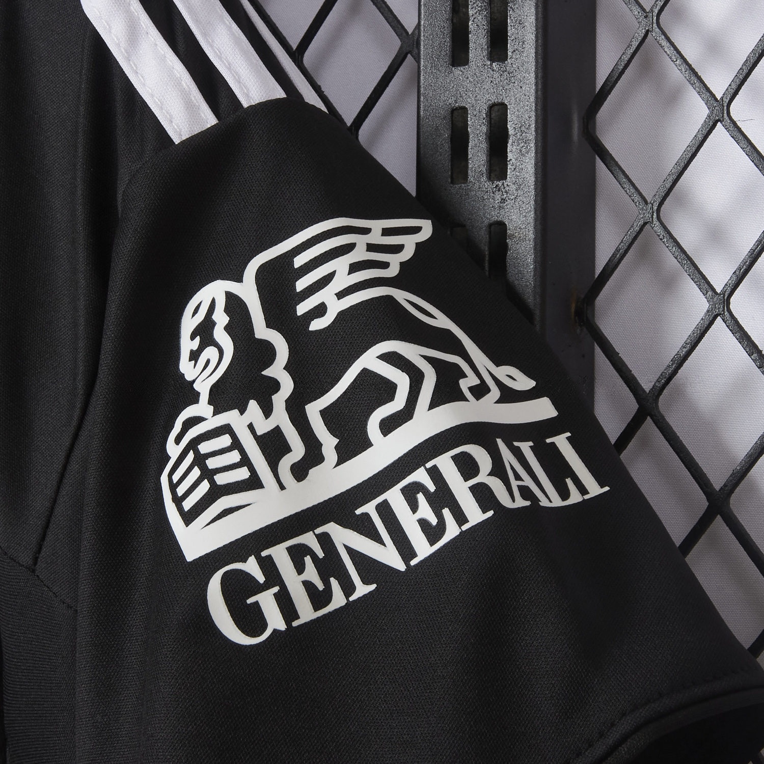 Frankfurt 25-26 European Home Black Jersey - Fans Version - SOCCERDEALSHOP