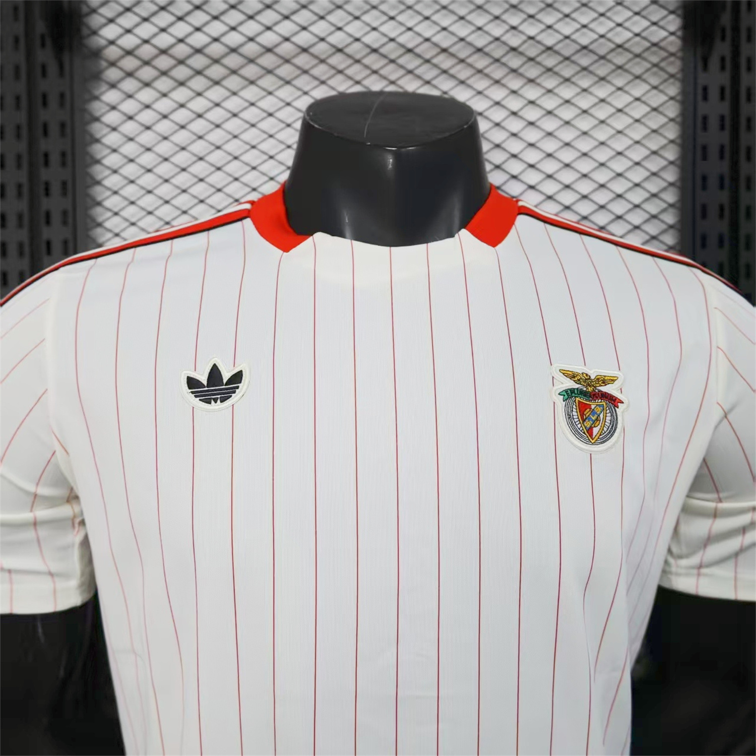 Benfica 25-26 Trefoil Red Lines White Travel Jersey - Player Version - SOCCERDEALSHOP