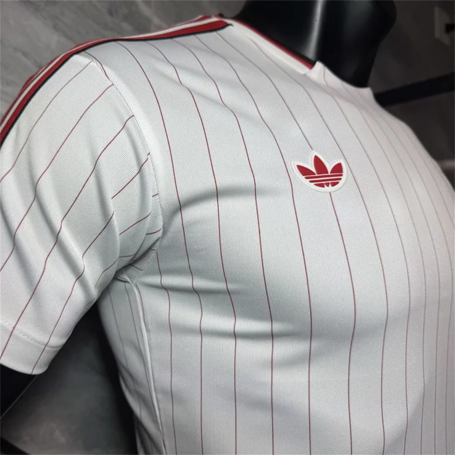 Manchester United 25-26 Trefoil Red Lines White Travel Jersey - Player Version - SOCCERDEALSHOP