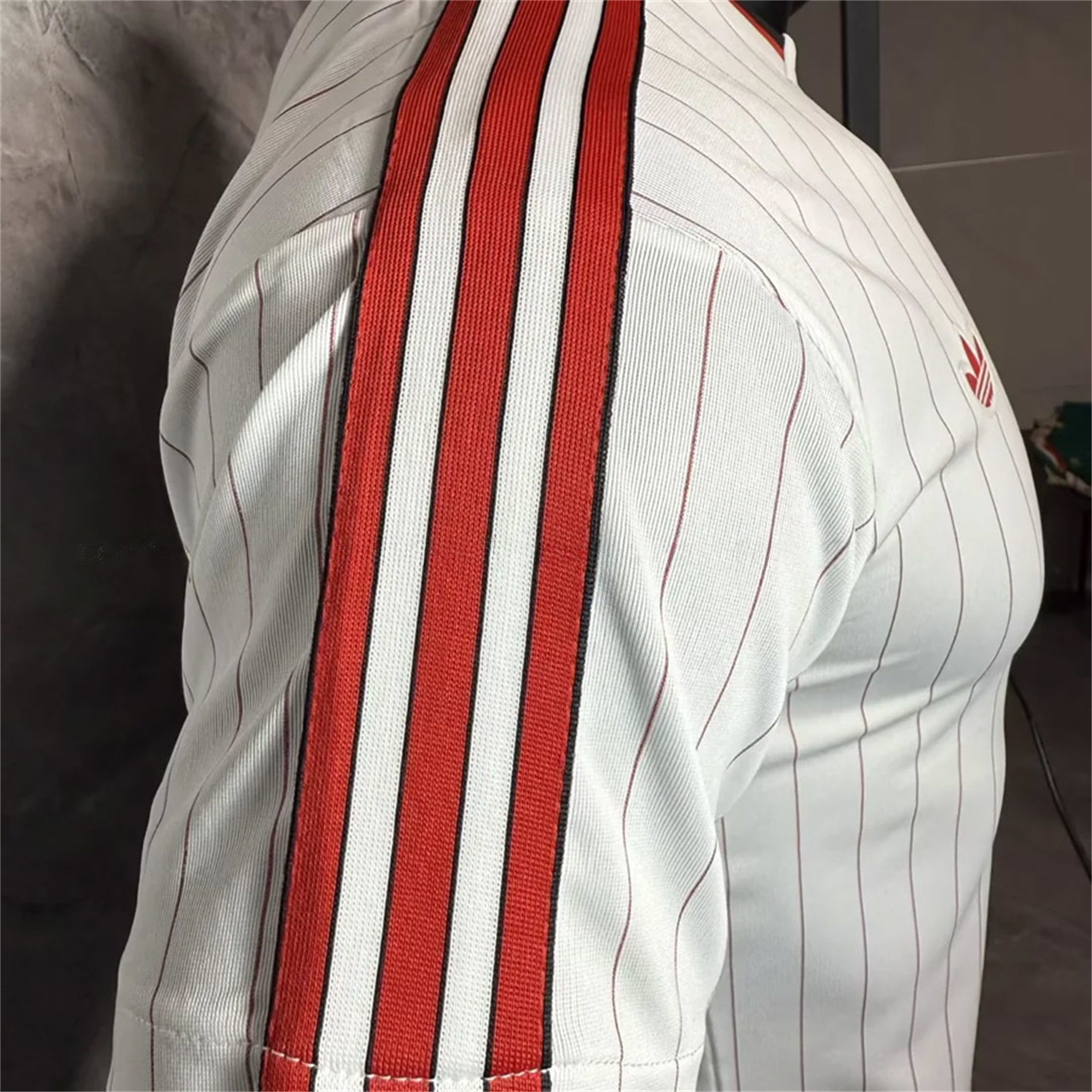 Manchester United 25-26 Trefoil Red Lines White Travel Jersey - Player Version - SOCCERDEALSHOP