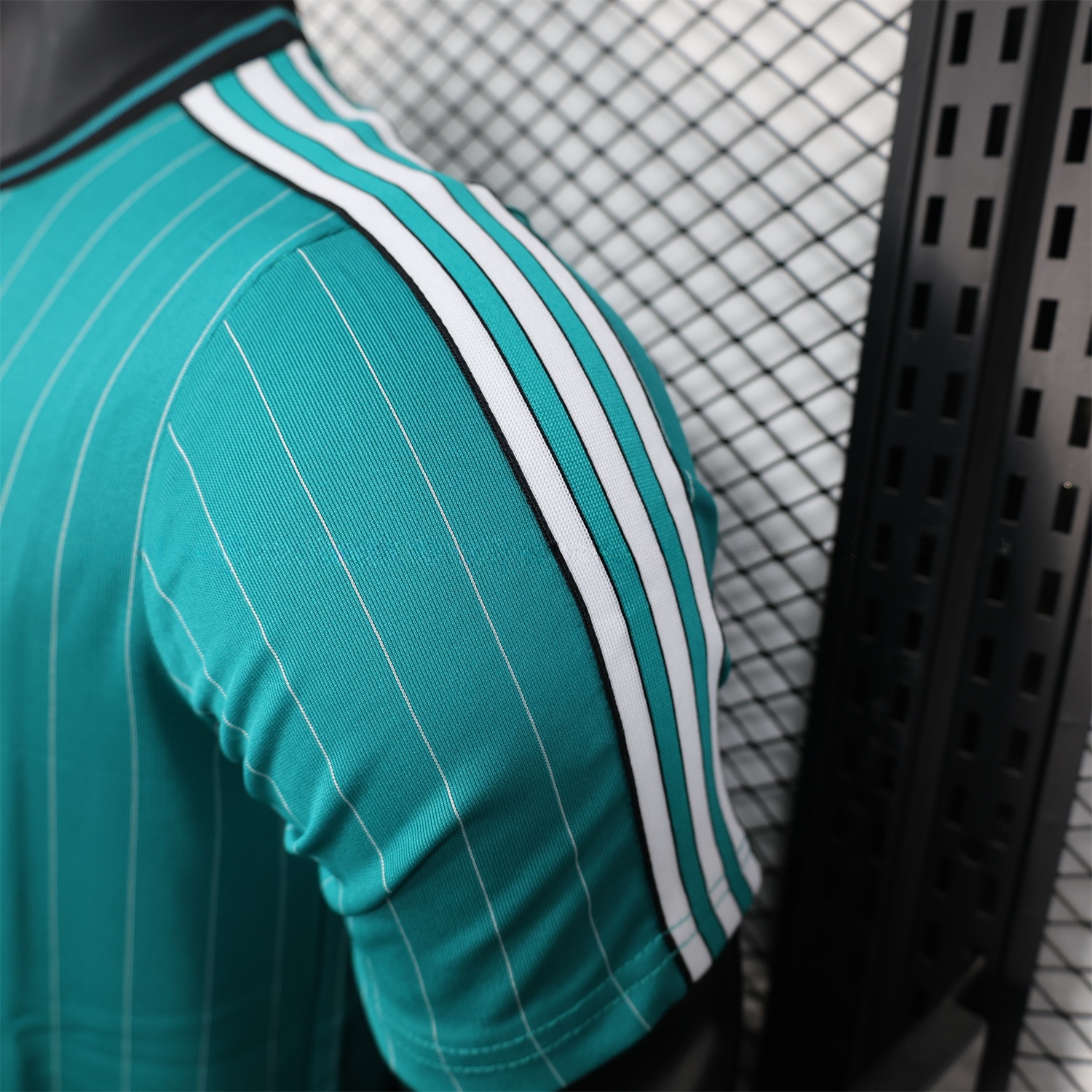 Liver.pool 25-26 Icon Range Travel Special Edition Cyan Jersey - Player Version - SOCCERDEALSHOP