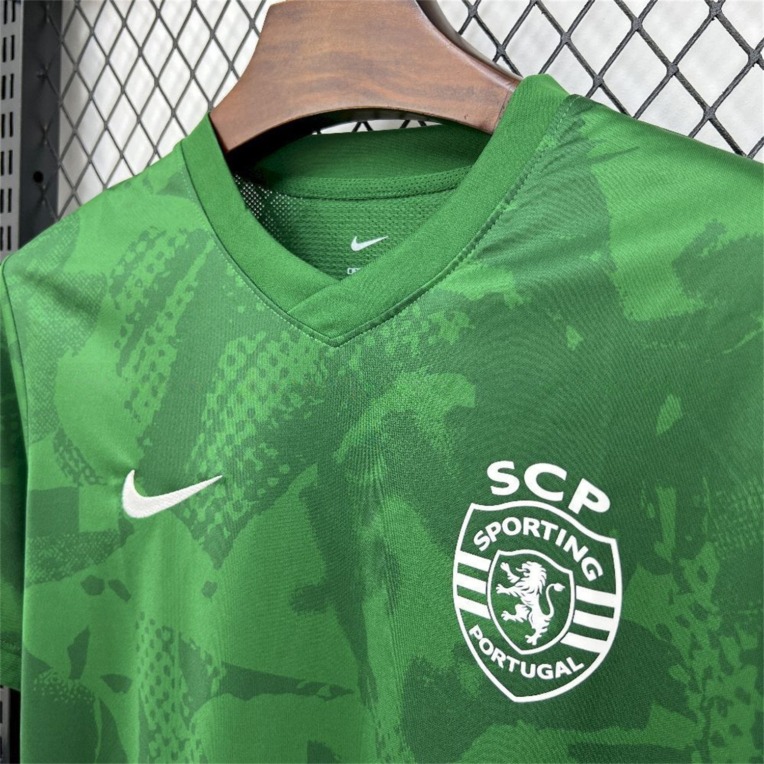 Sporting CP 25-26 Green Training Jersey - Fans Version - SOCCERDEALSHOP