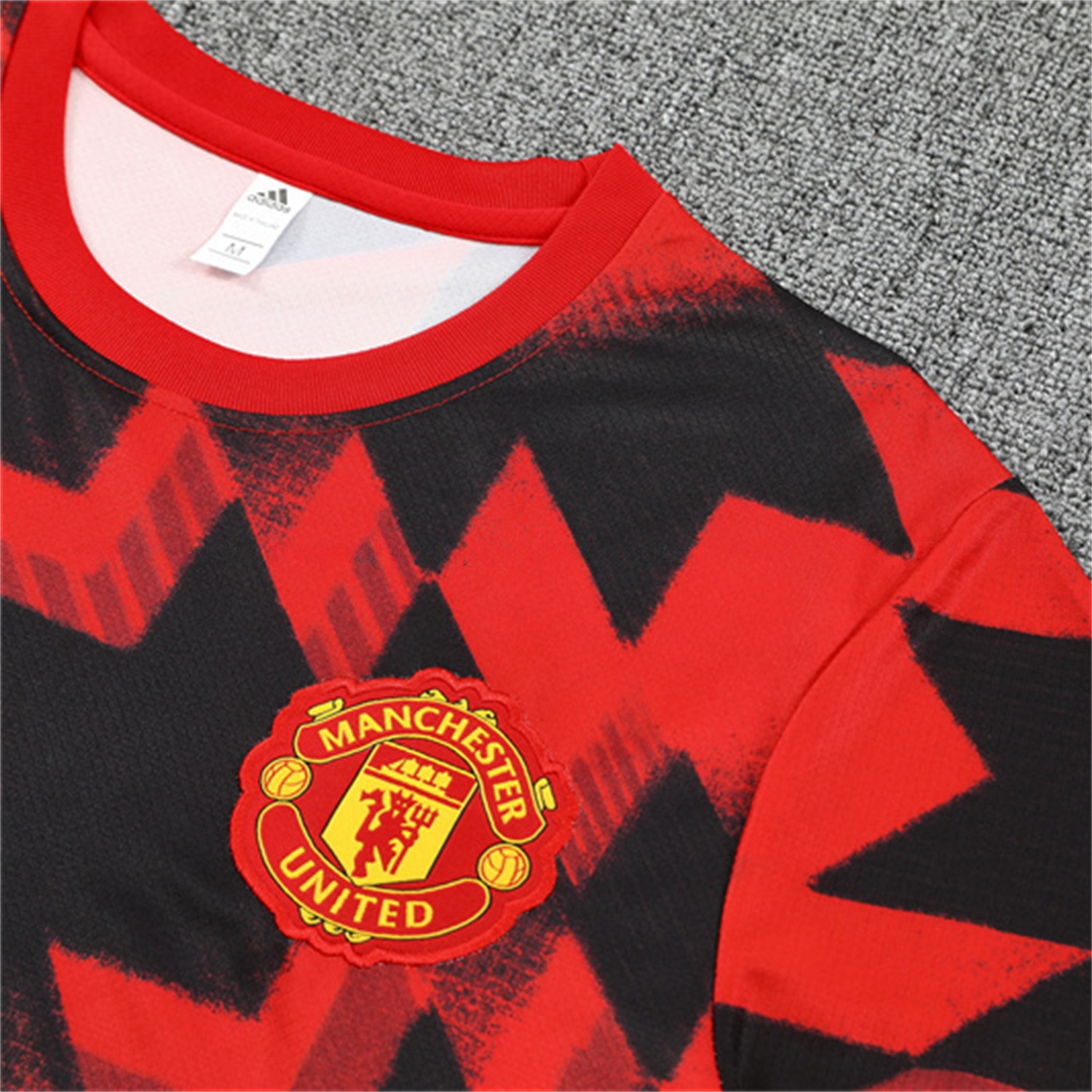 Manchester United 25-26 Kids Short-Sleeve Training Set - Red Camouflage Top & Black Shorts - SOCCERDEALSHOP