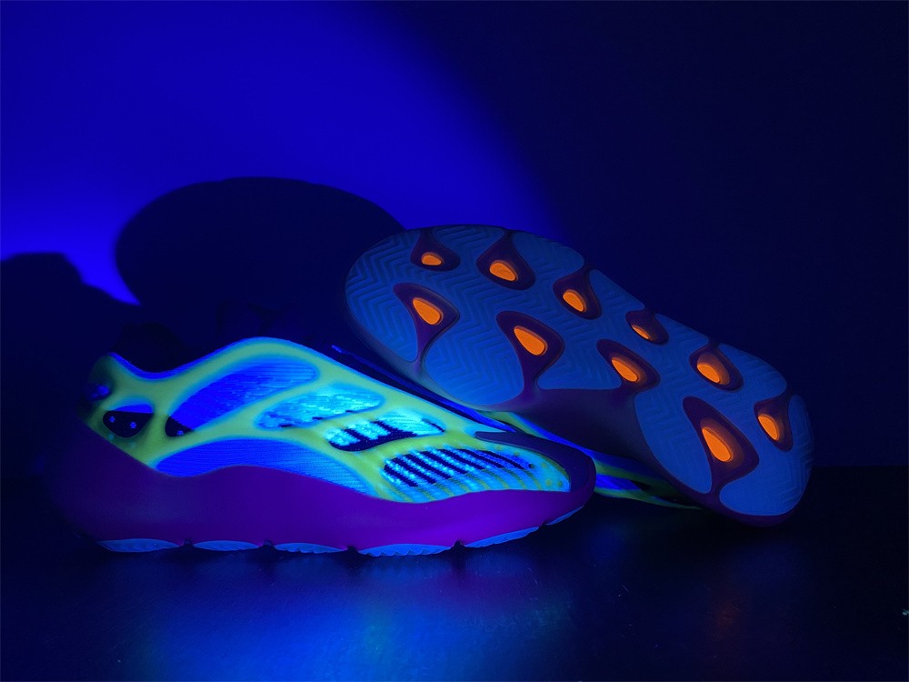 adidas Yeezy 700 V3Fade Salt