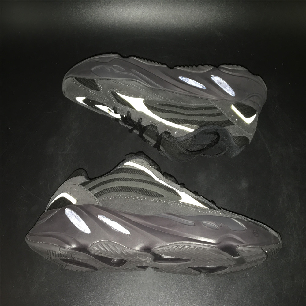 adidas Yeezy Boost 700 V2Vanta