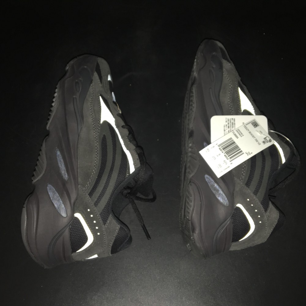 adidas Yeezy Boost 700 V2Vanta
