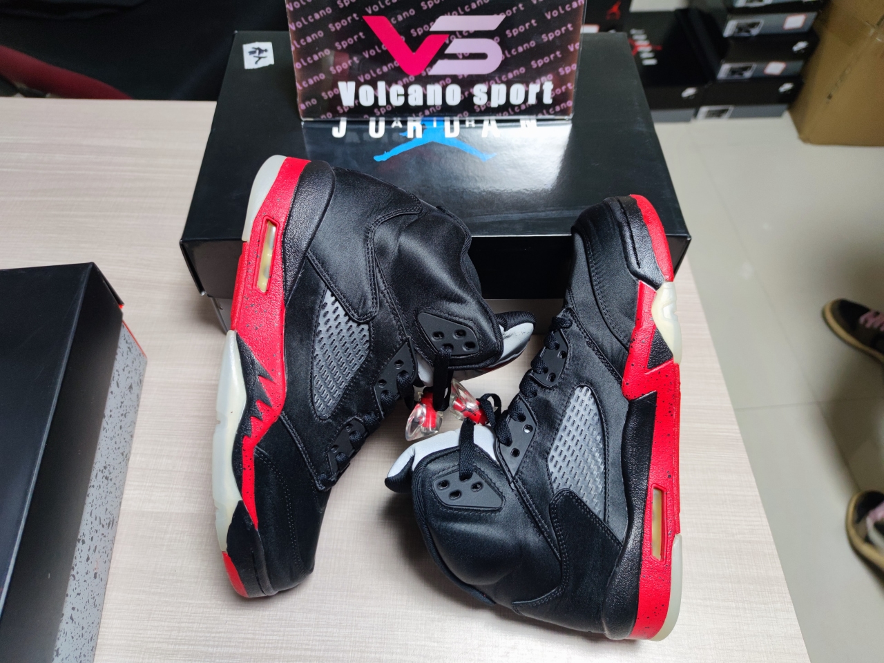 Jordan 5 Retro Satin Bred 136027 006