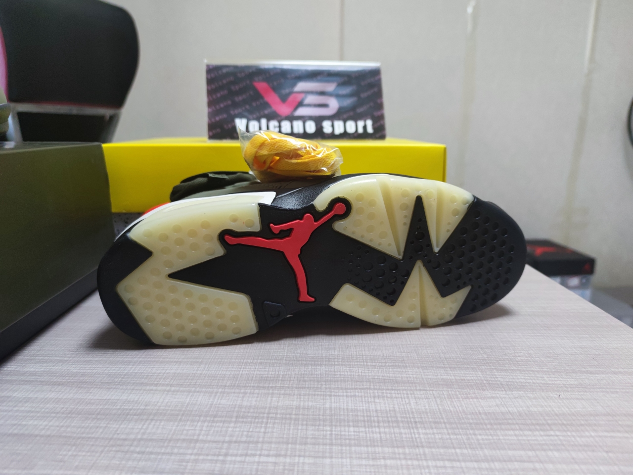 Travis Scott x Jordan 6 Retro CN1084-200