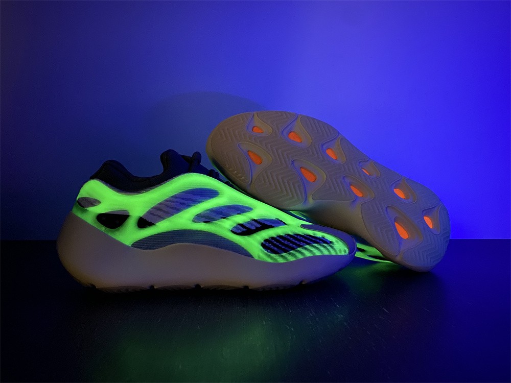 adidas Yeezy 700 V3Fade Salt