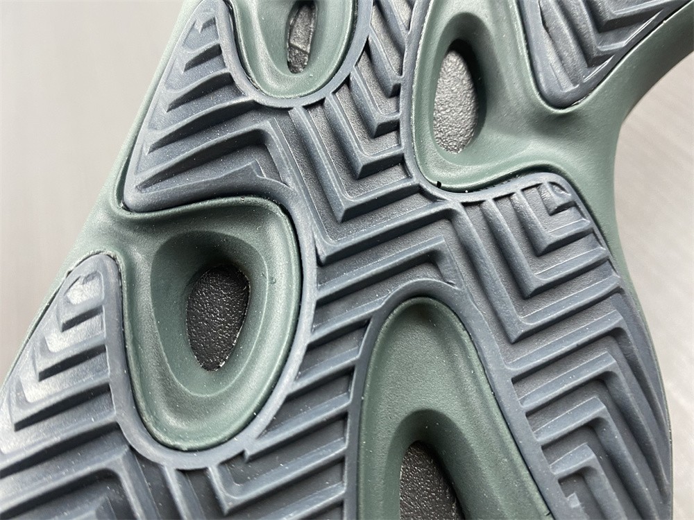 adidas Yeezy 700 V3Copper Fade