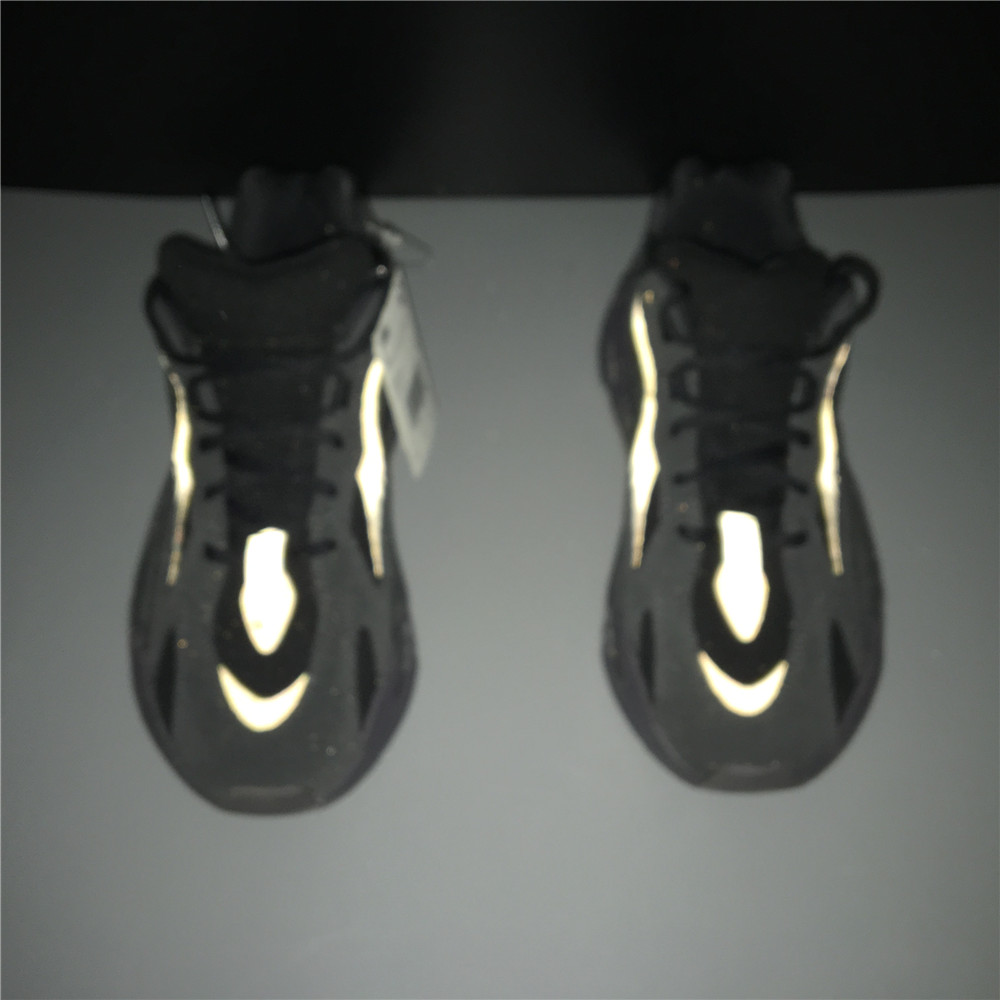 adidas Yeezy Boost 700 V2Vanta