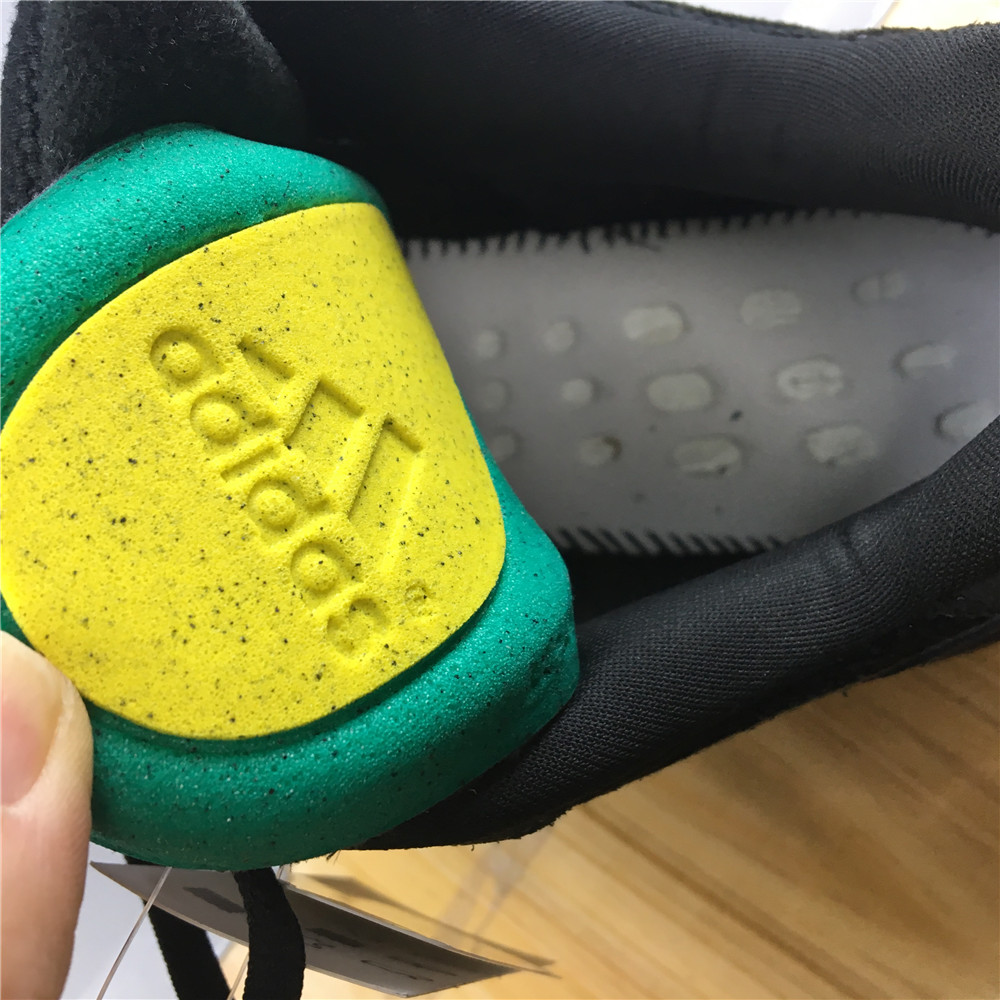 adidas Yeezy Boost 700 V2Vanta