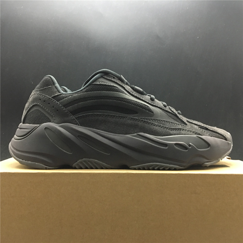 adidas Yeezy Boost 700 V2Vanta