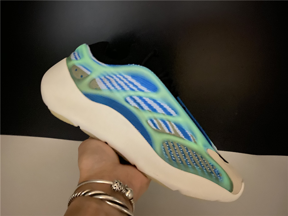adidas Yeezy 700 V3Arzareth