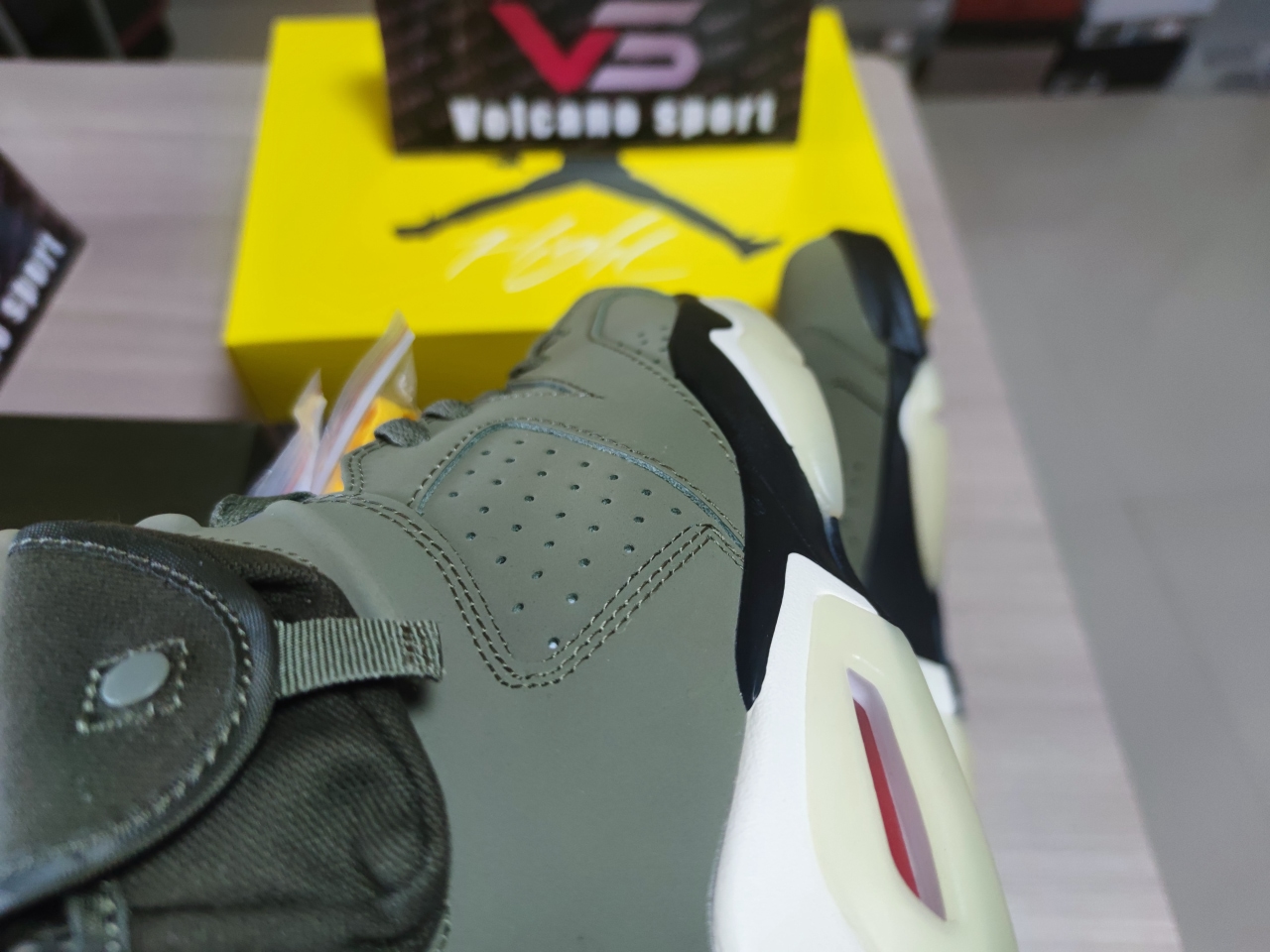 Travis Scott x Jordan 6 Retro CN1084-200