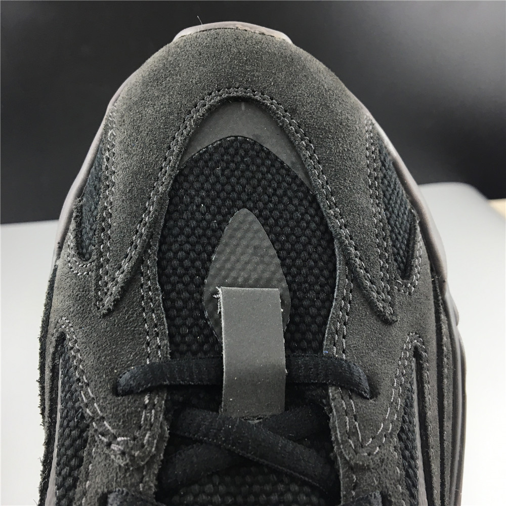 adidas Yeezy Boost 700 V2Vanta