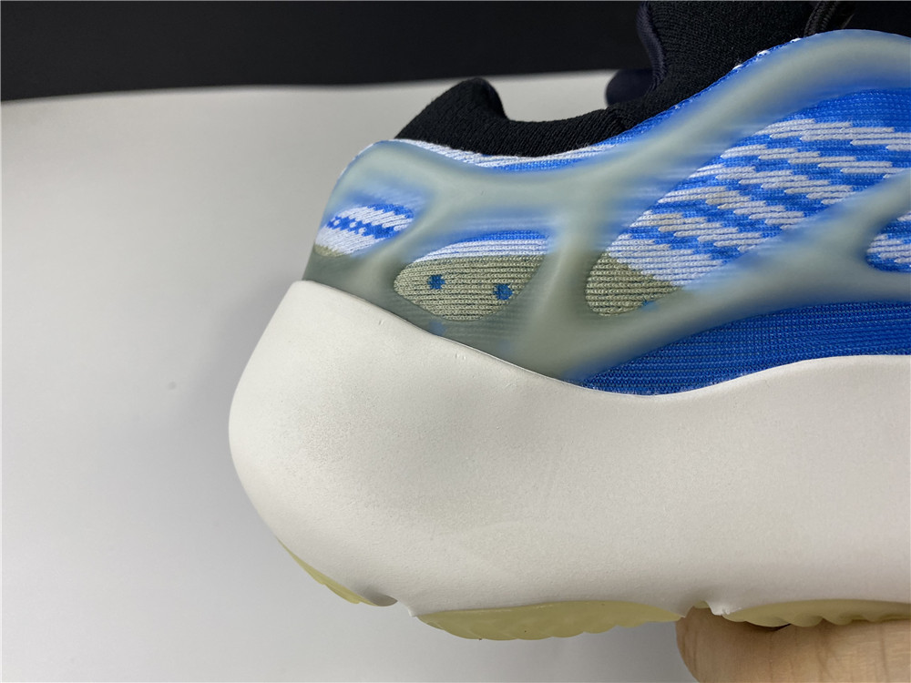 adidas Yeezy 700 V3Arzareth