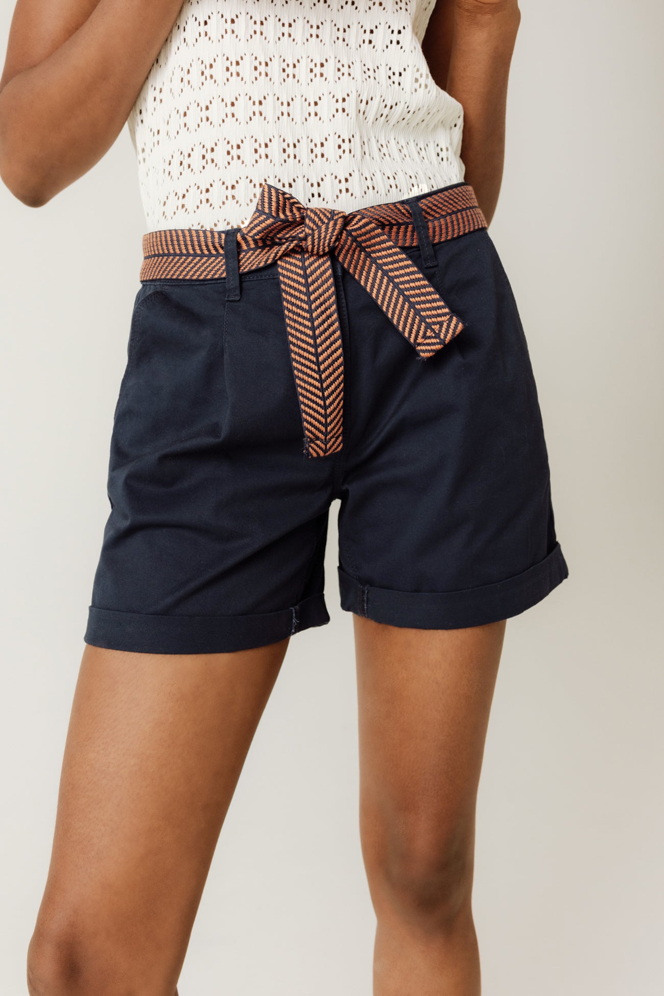 Belted pleated shorts - White