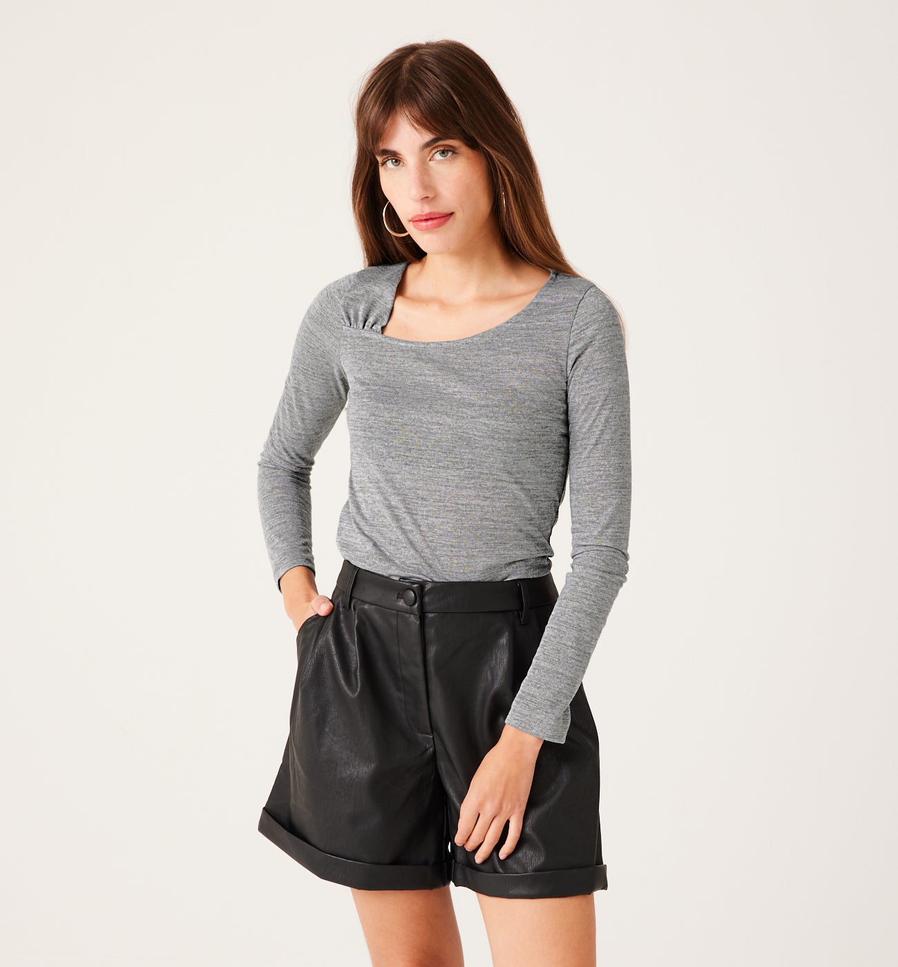 Slanted neckline top - Light grey