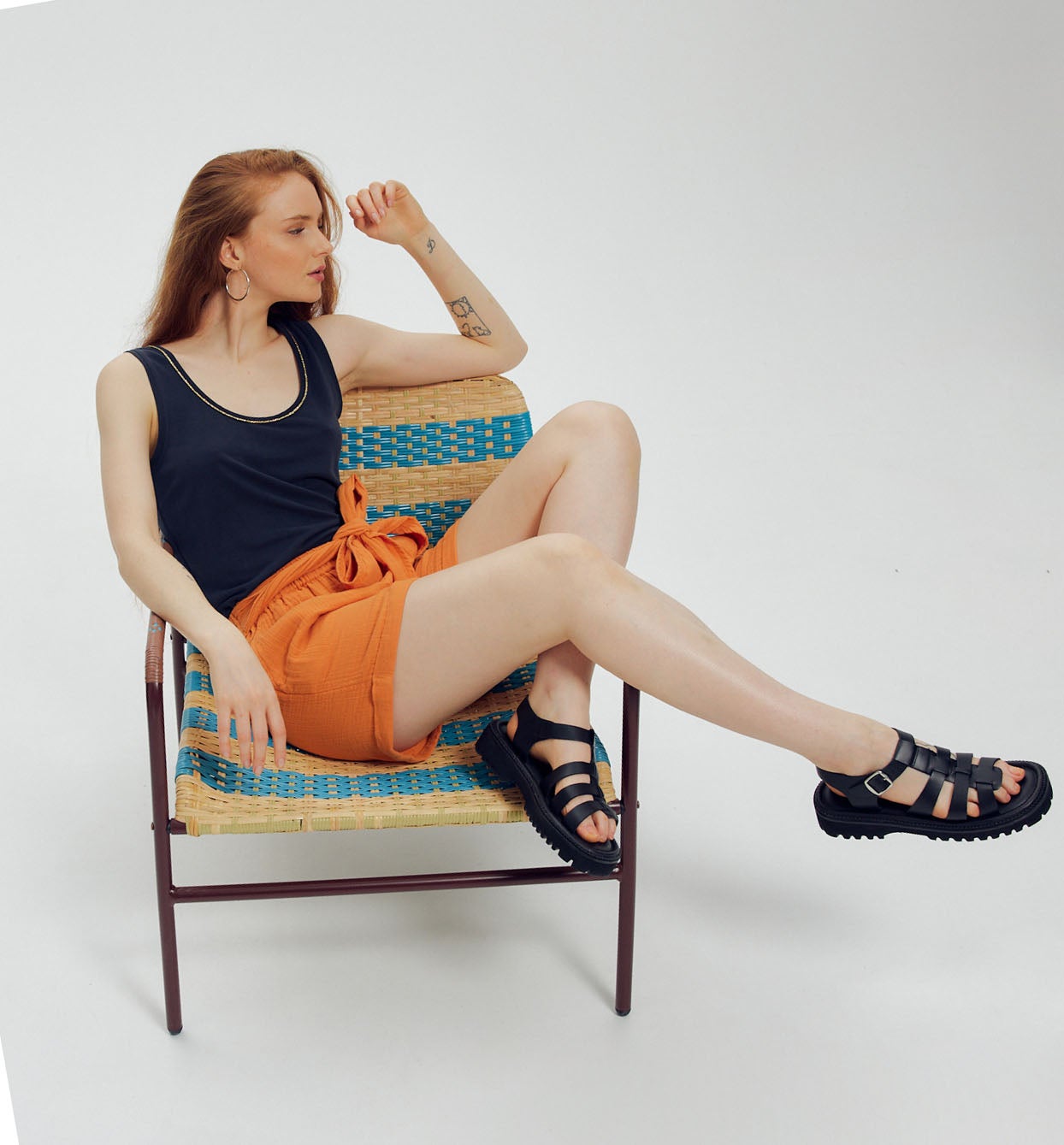 Low-neck sleeveless top - Black