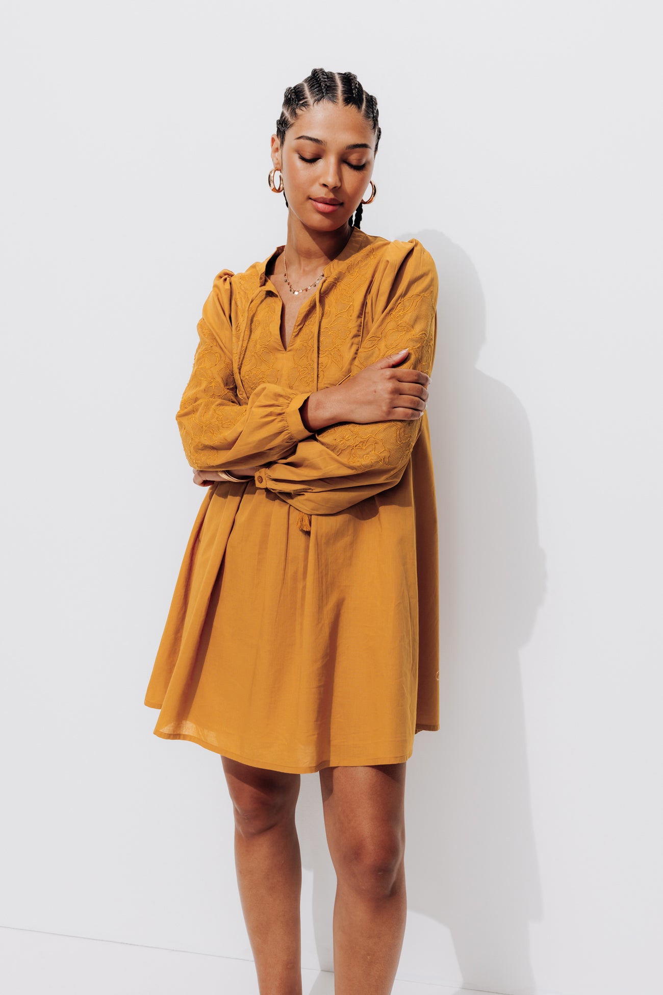 Short embroidered dress - Ochre