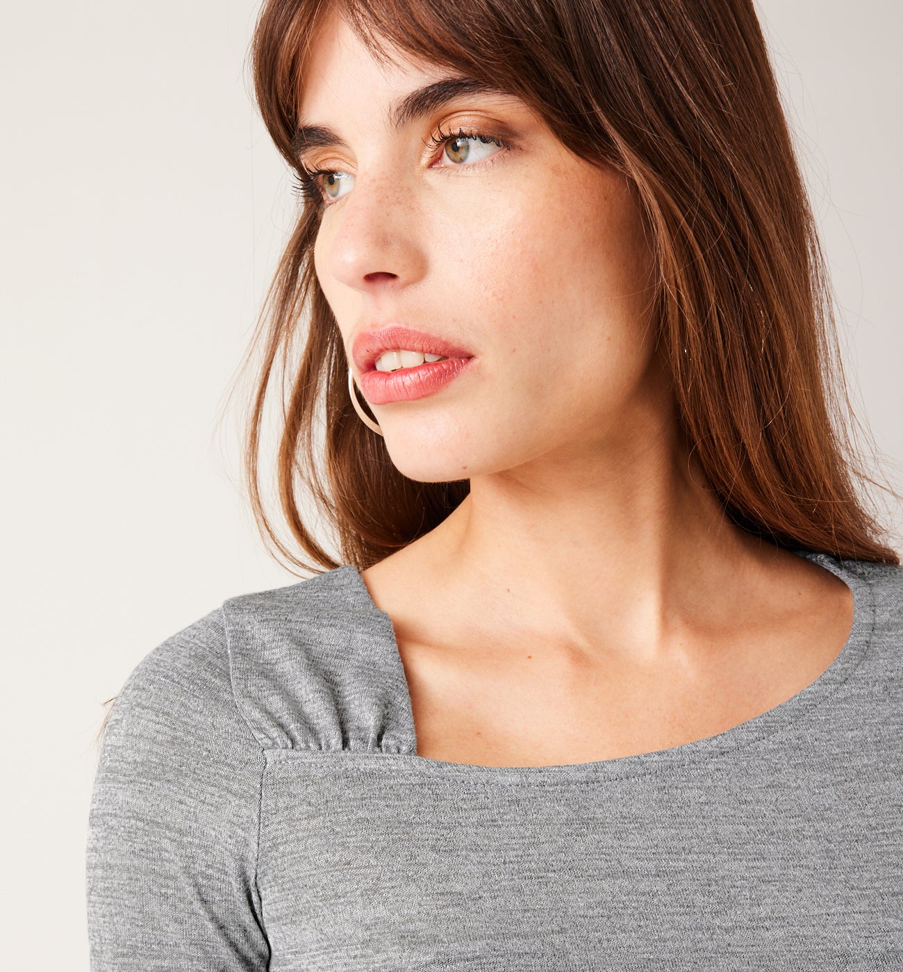 Slanted neckline top - Light grey