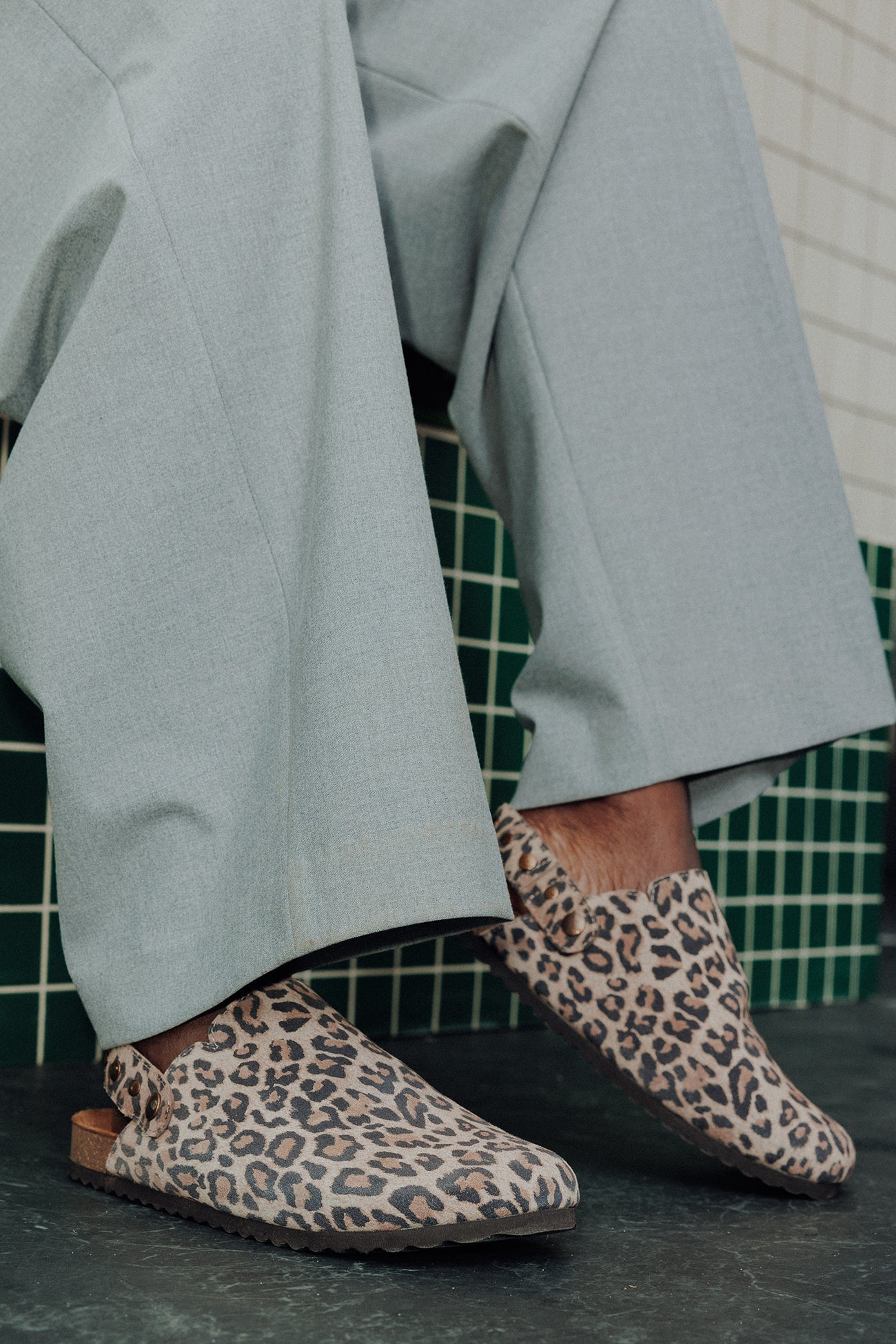 Leopard pattern leather clogs - Camel print