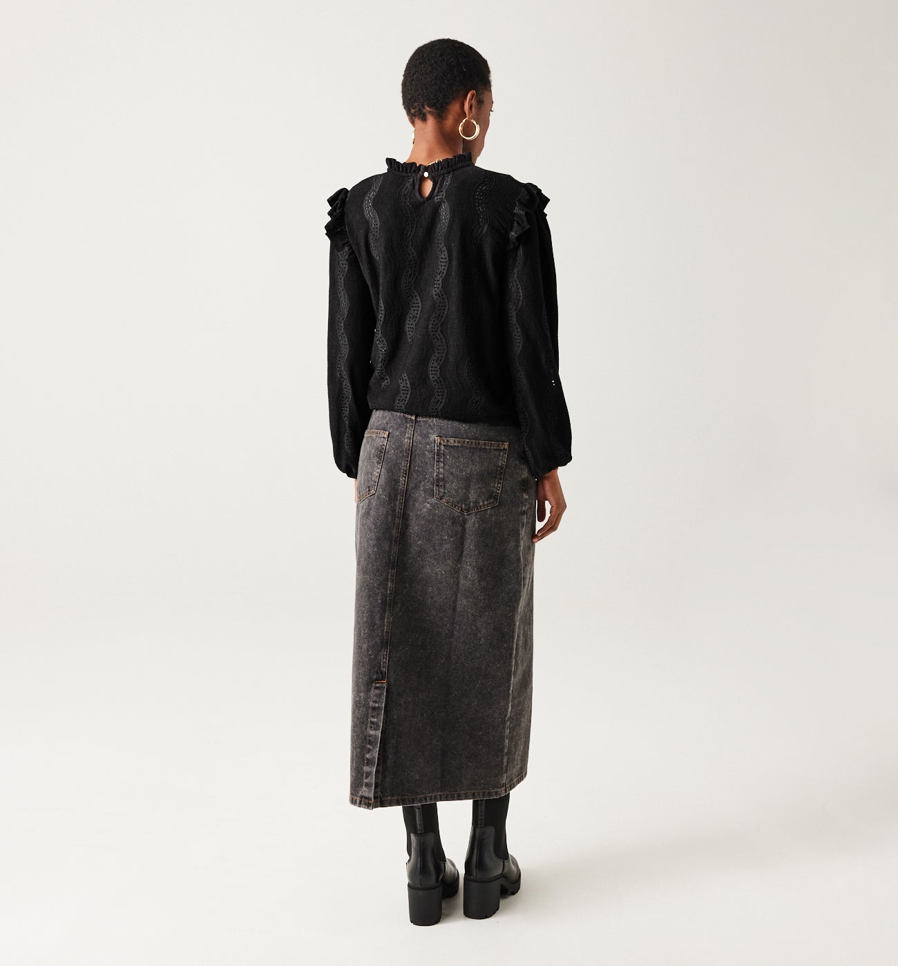 Frilly neckline top - Black