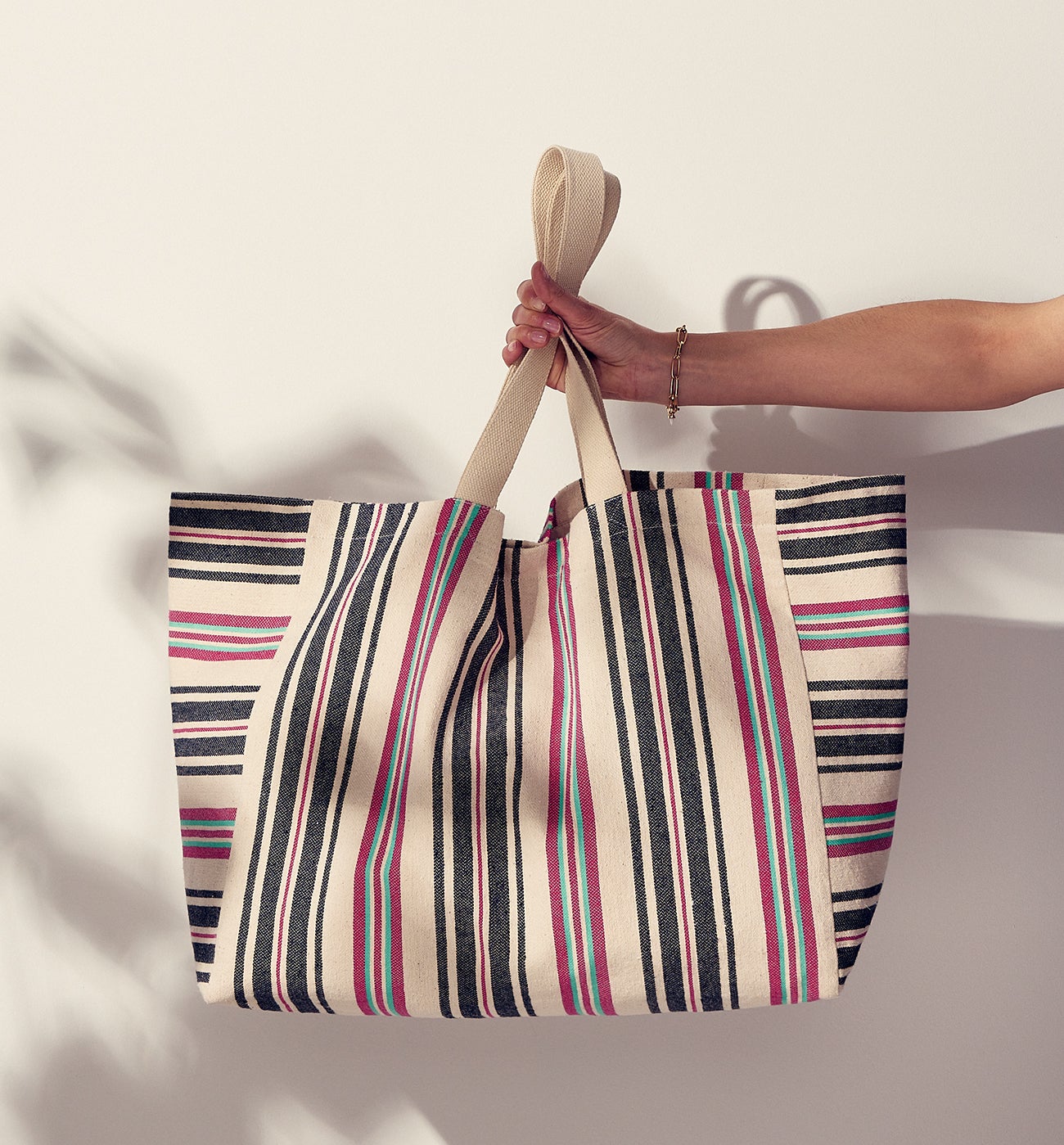 Roomy striped beach bag - Multicolour stripes