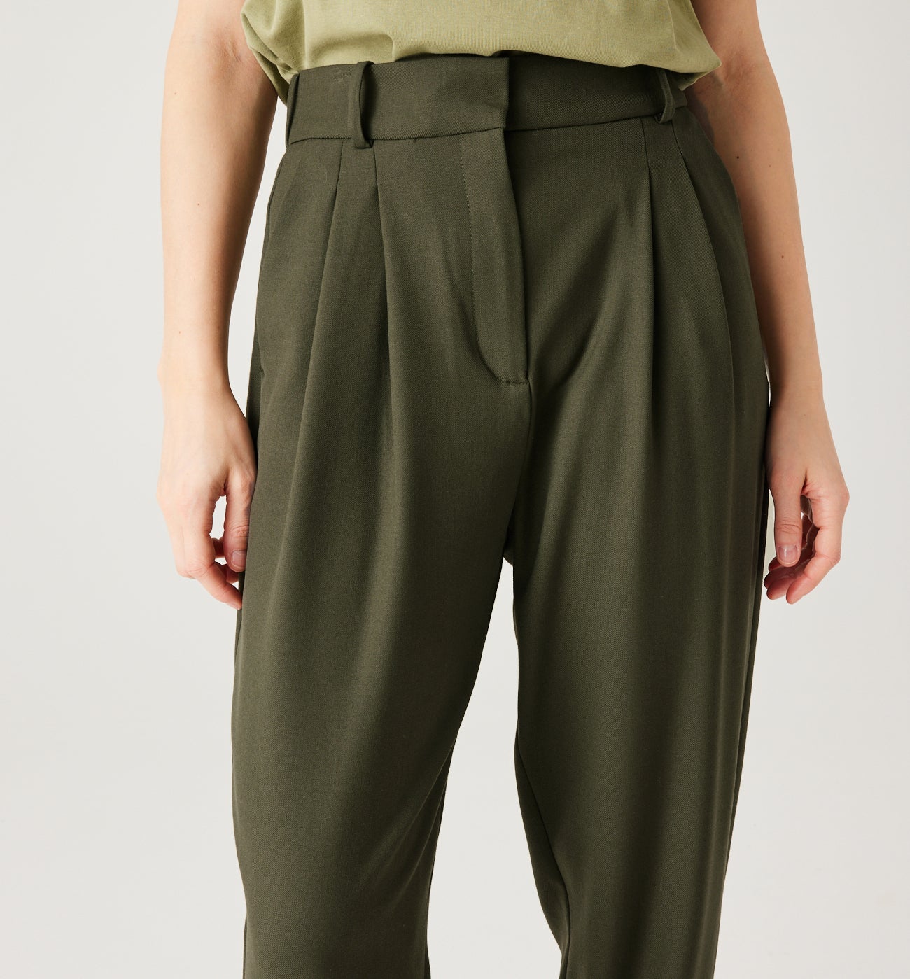 High-waist peg trousers - Beige
