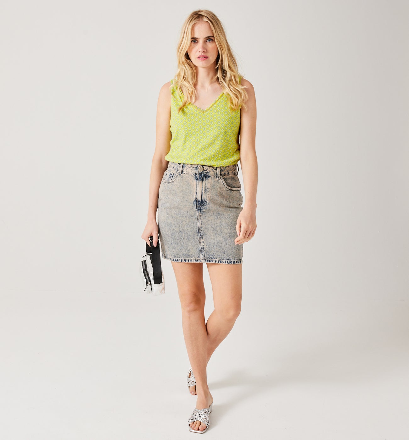 V-neckline sleeveless top - Yellow print