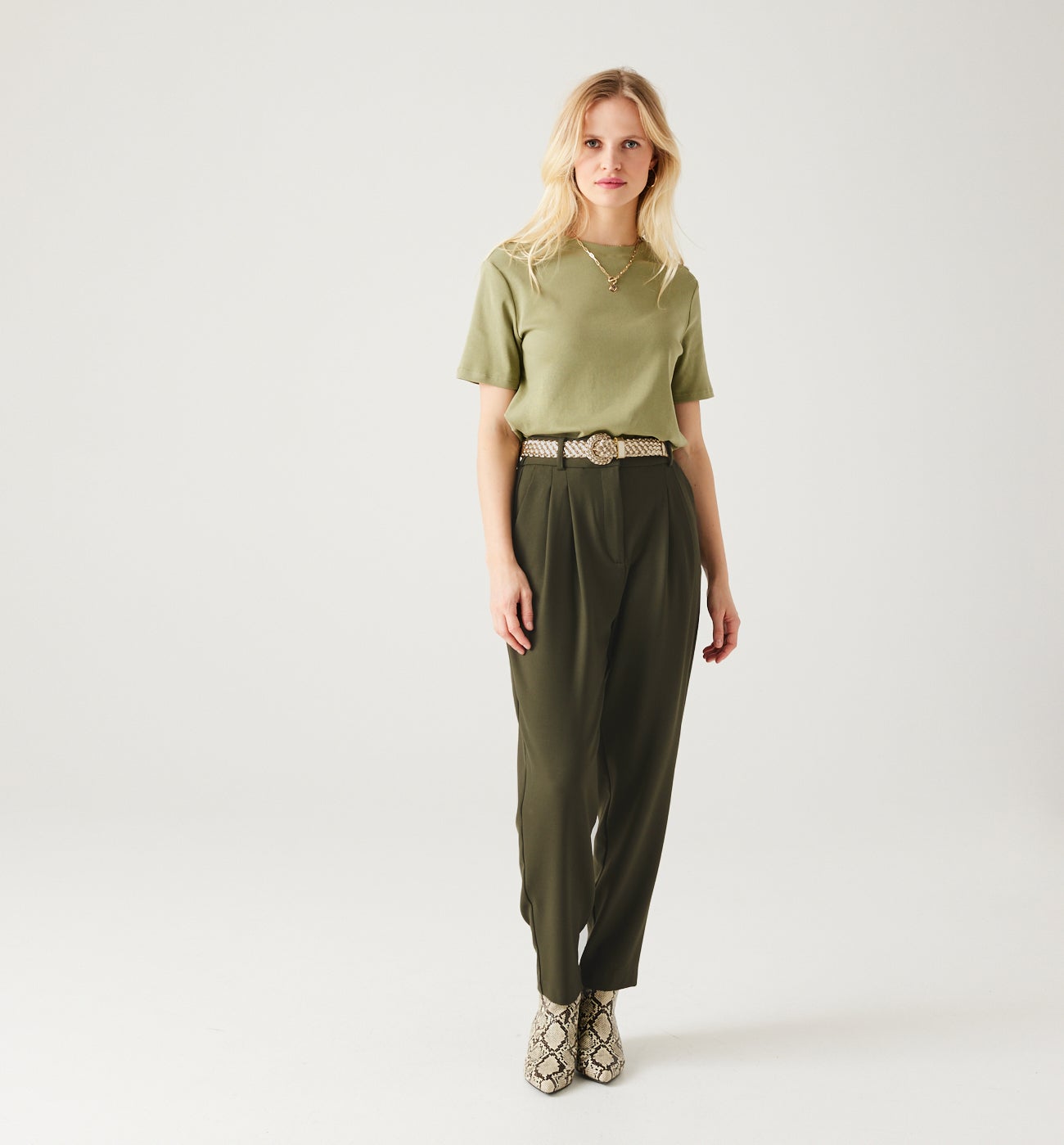 High-waist peg trousers - Beige