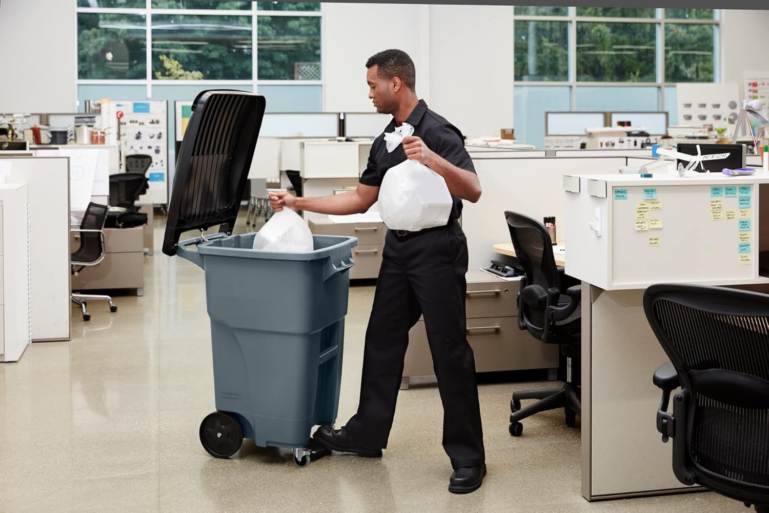 Rubbermaid Commercial Products Brute Step-On Rollout Trash/Garbage Can/Bin with Wheels 32 GAL Gray for Restaurants/Hospitals/Back of House/Warehouses/Home: Industrial & Scientific