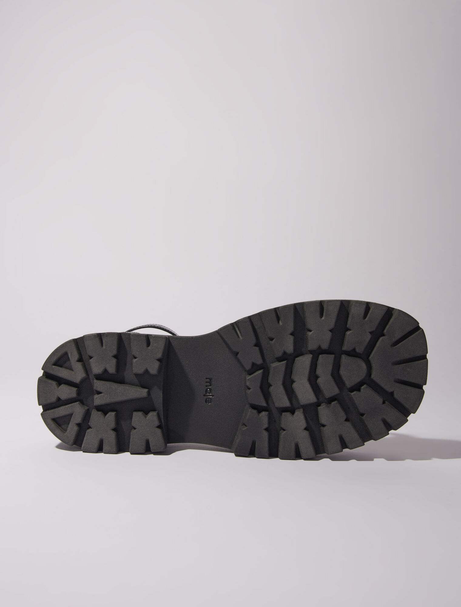 Flat sandals with tread