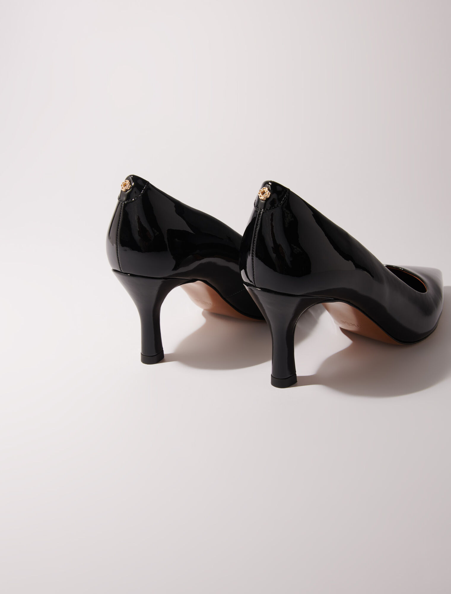 Leather pumps with pointed toes