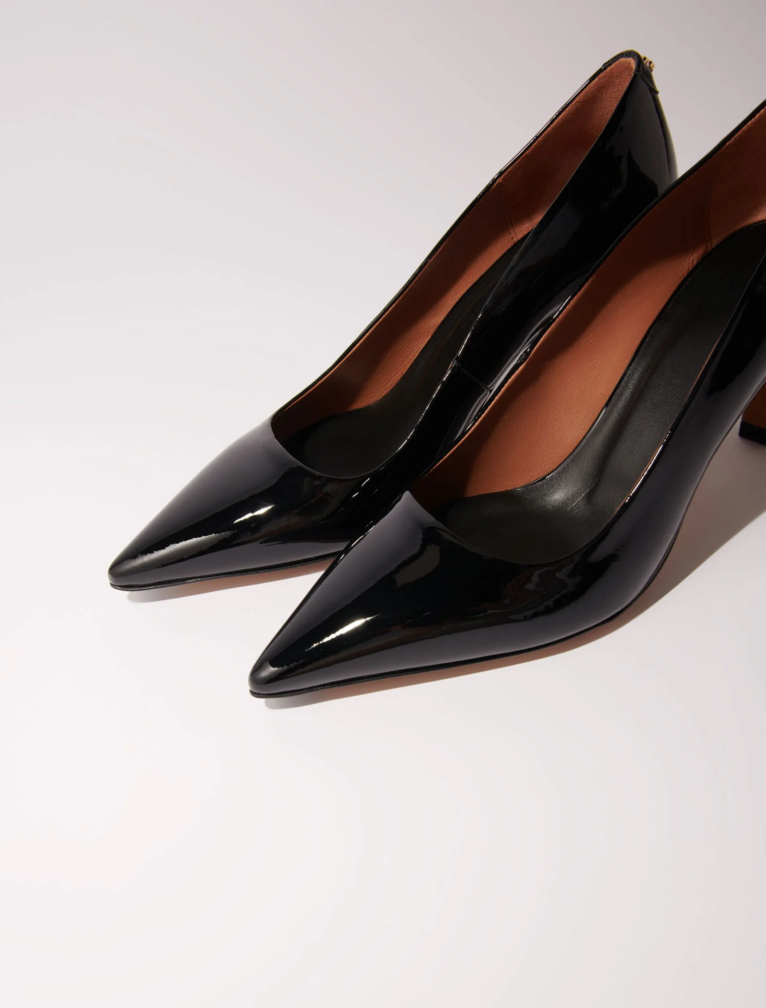 Leather pumps with pointed toes