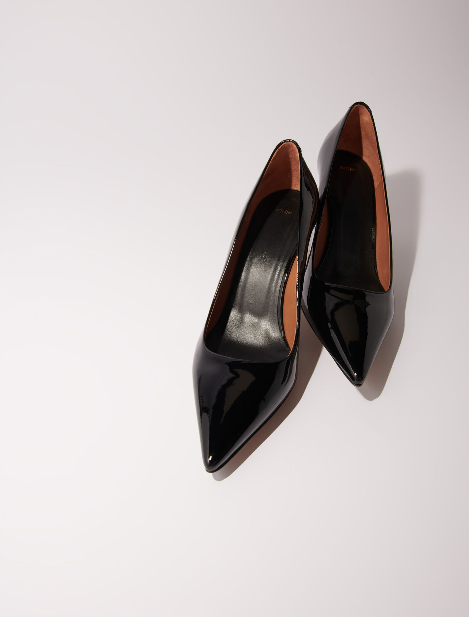 Leather pumps with pointed toes