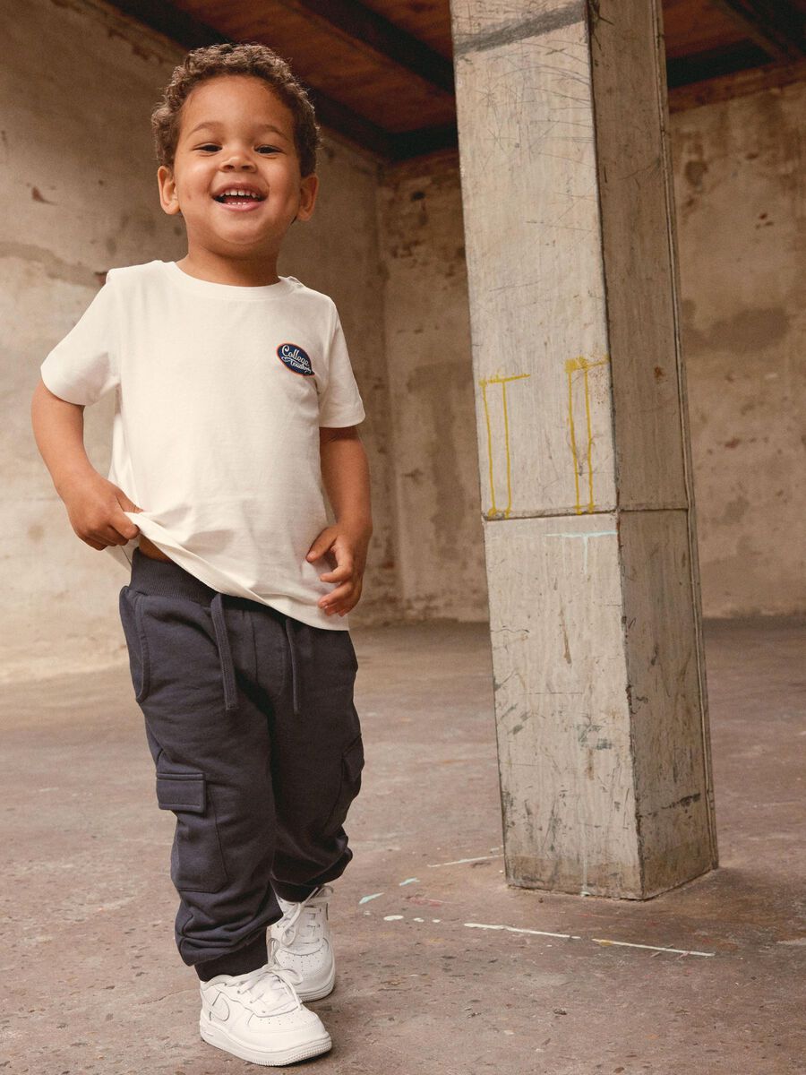 PRINT OP DE ACHTERKANT T-SHIRT