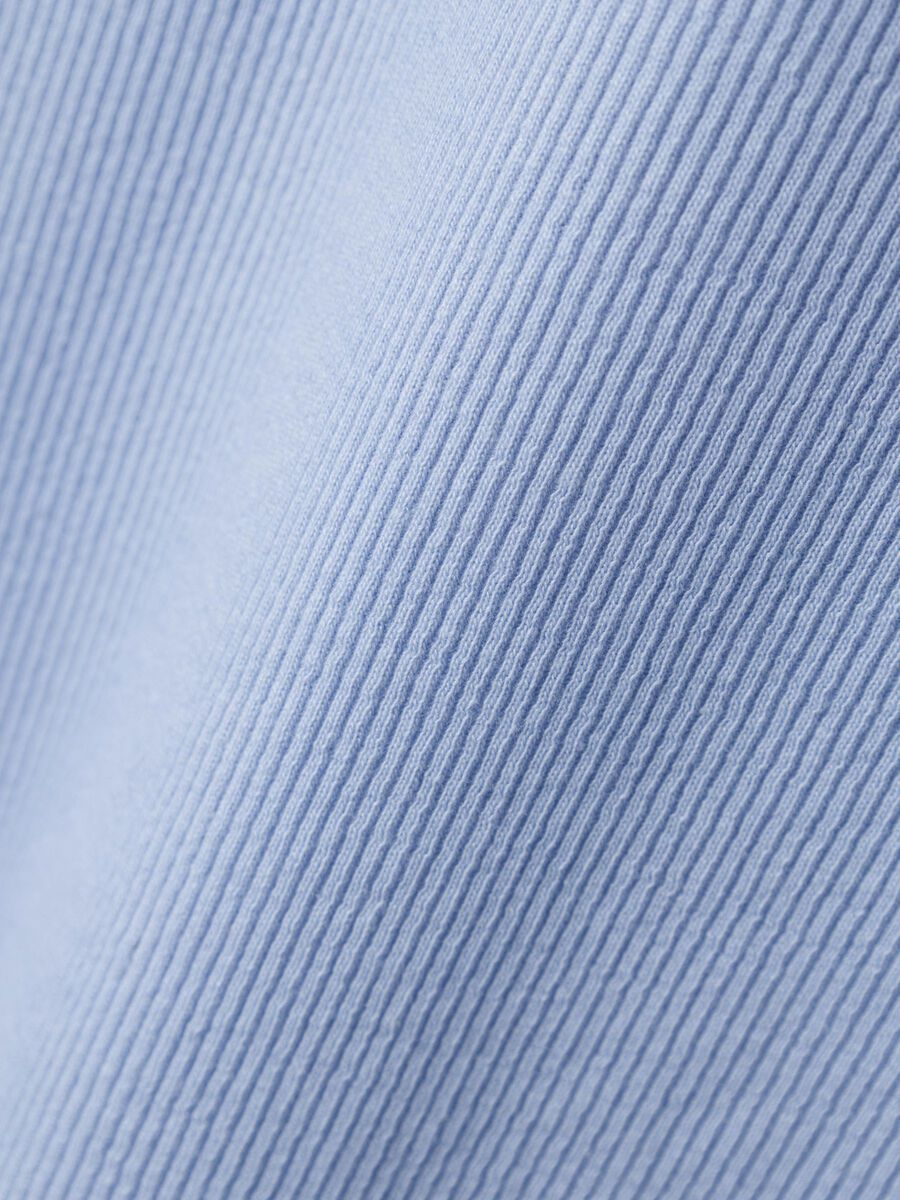 KORTE TOP MET LANGE MOUWEN