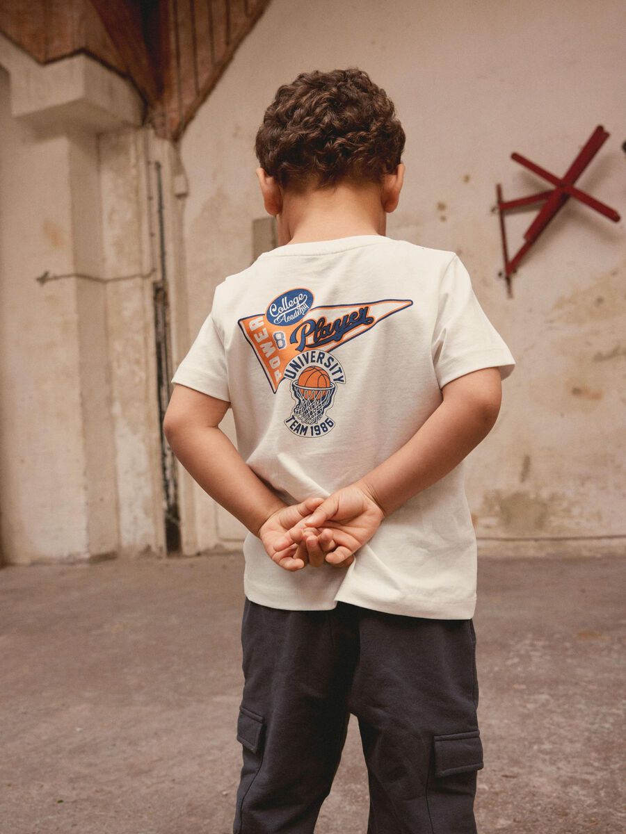 PRINT OP DE ACHTERKANT T-SHIRT