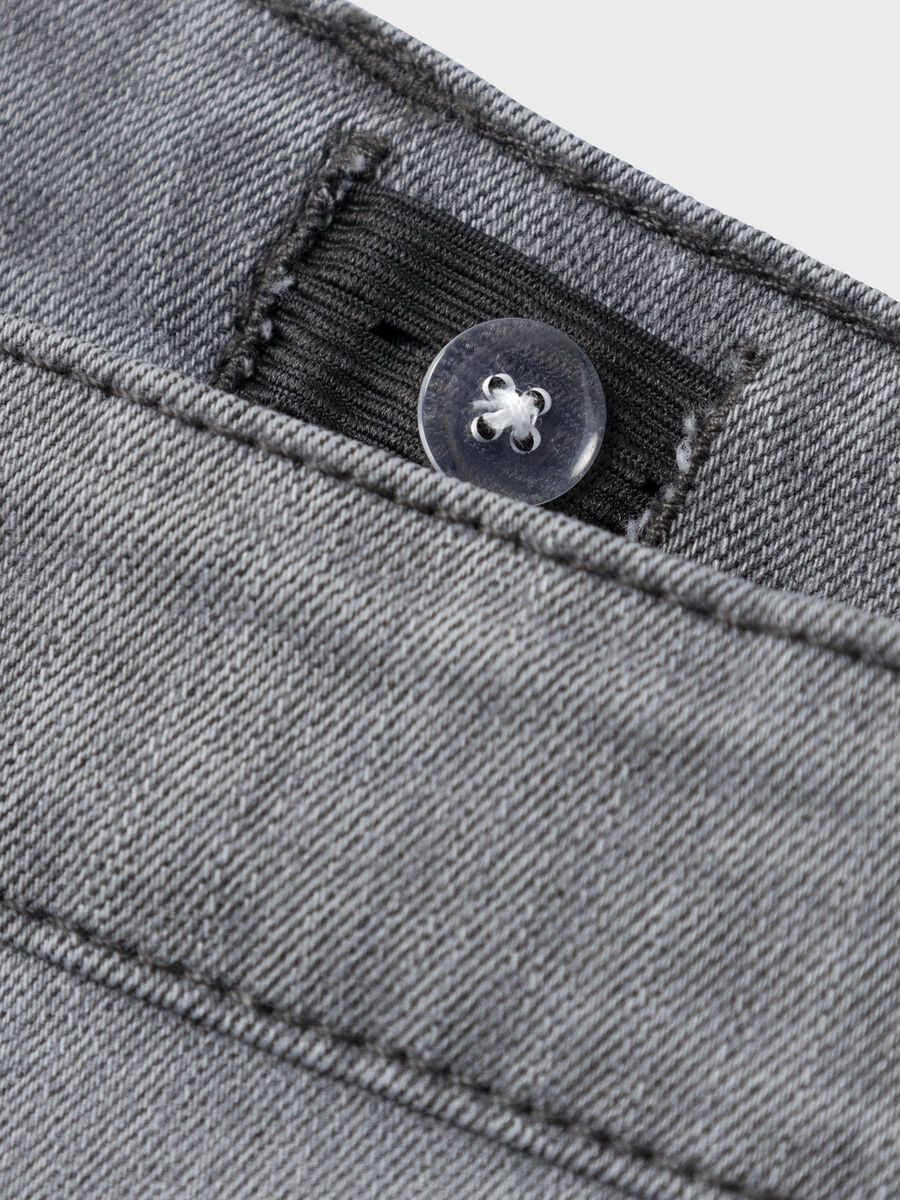 LOW-WAIST STRAIGHT LEG JEANS