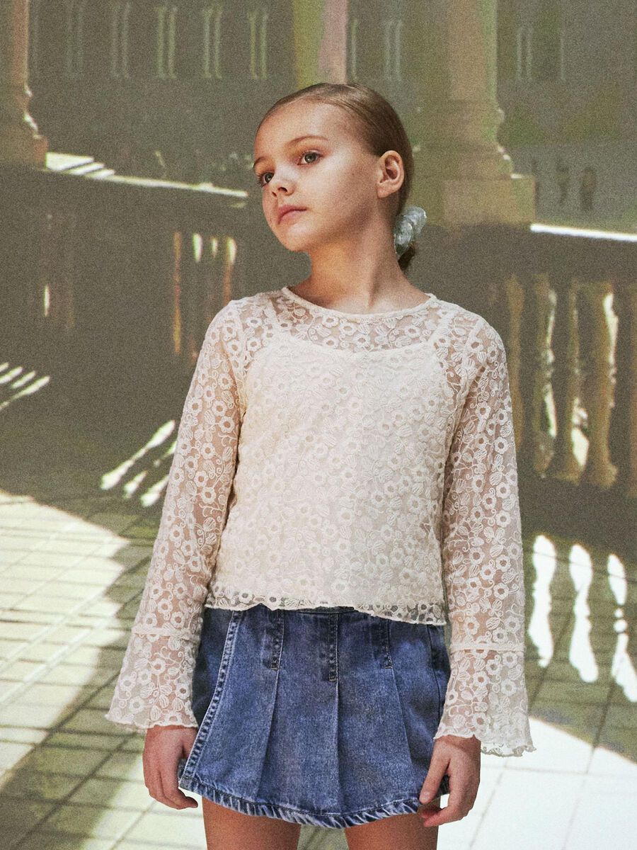 KORTE TOP MET LANGE MOUWEN