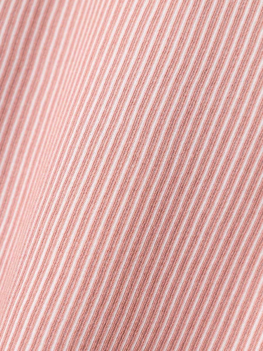 CUT-OUT TOP MET LANGE MOUWEN