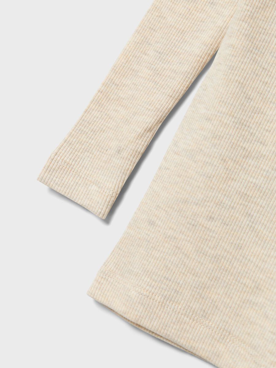 BASIC TOP MET LANGE MOUWEN