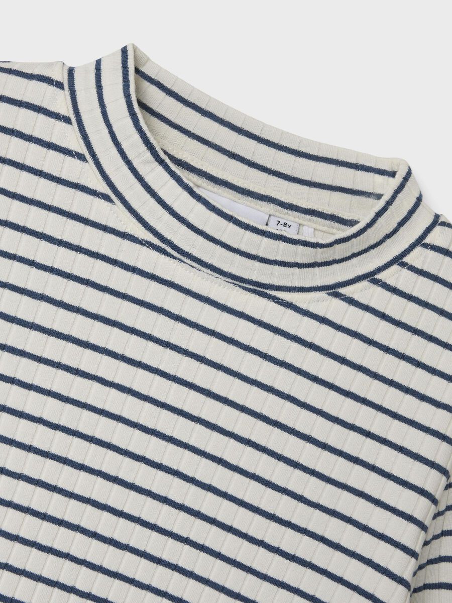 KORTE TOP MET LANGE MOUWEN