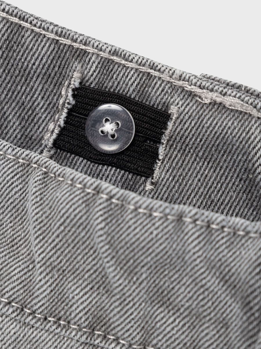 LOW-WAIST STRAIGHT LEG JEANS