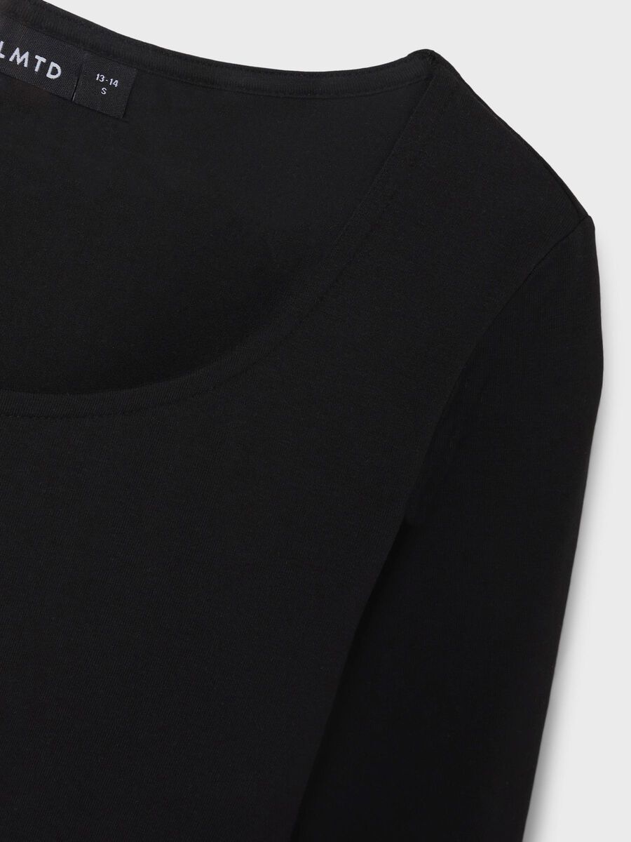 DIEPE RONDE HALS TOP MET LANGE MOUWEN