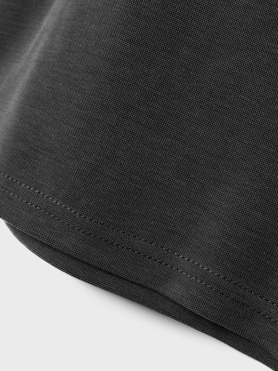 - HOGE KRAAG T-SHIRT