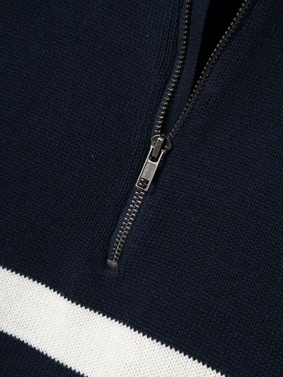 HOGE HALS GEBREIDE TRUI