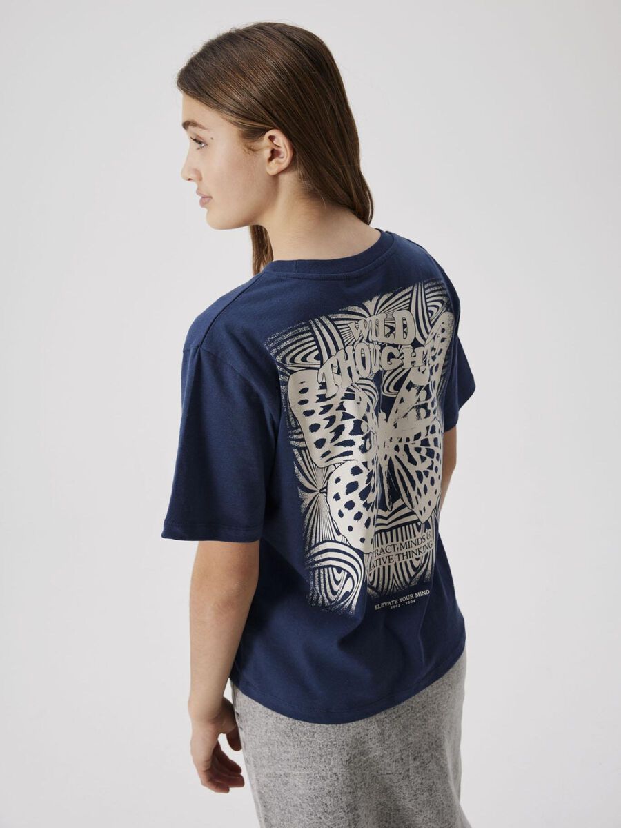 PRINT OP DE ACHTERKANT T-SHIRT